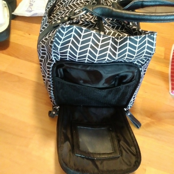 Medela Breastpump & Bag (w/featured accessories) - Picture 7 of 7